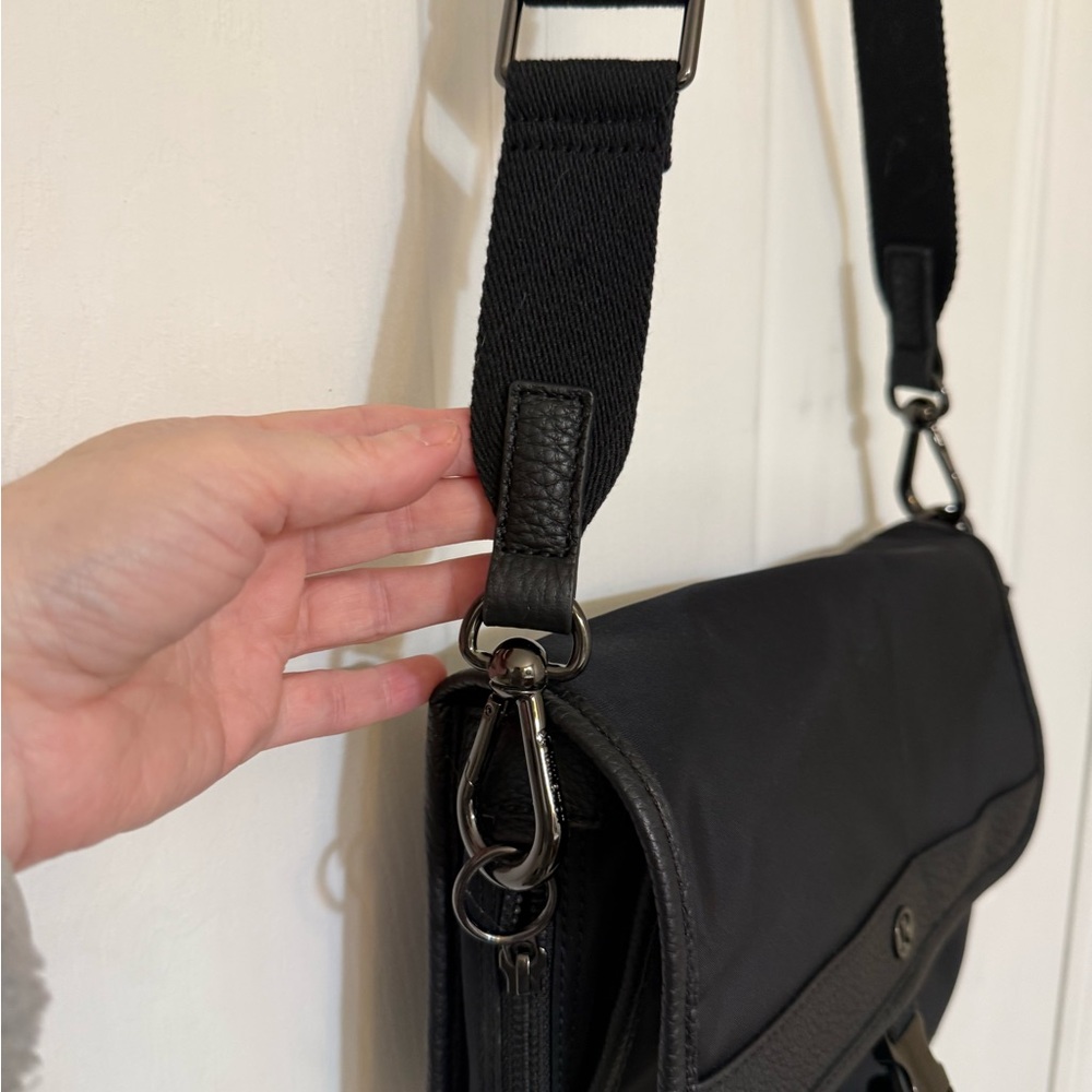 Lululemon Now & Always Crossbody Bag 5L Black Nylon Leather Trim - Picture 9 of 9